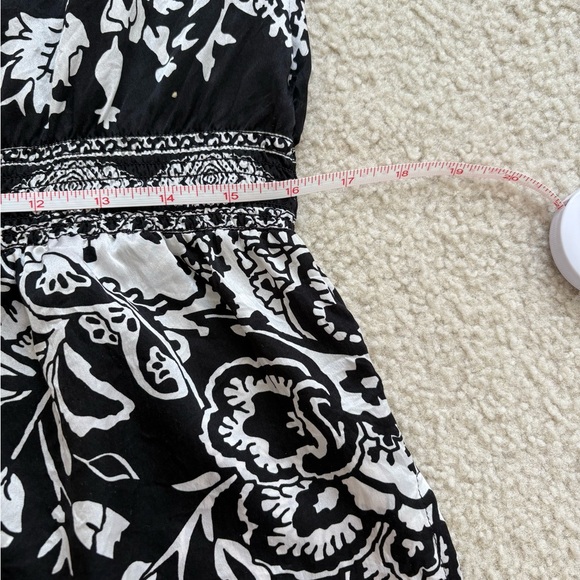 White House Black Market 100% silk black floral paisley top w/ tie neck, sz M - Picture 5 of 7